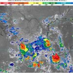 Dos ondas tropicales, 8 y 9, afectan a México
