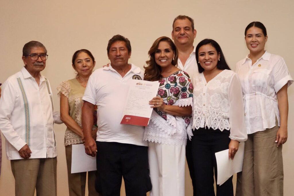 Firma Blanca Merari el acuerdo del nuevo Agrarismo en Quintana Roo