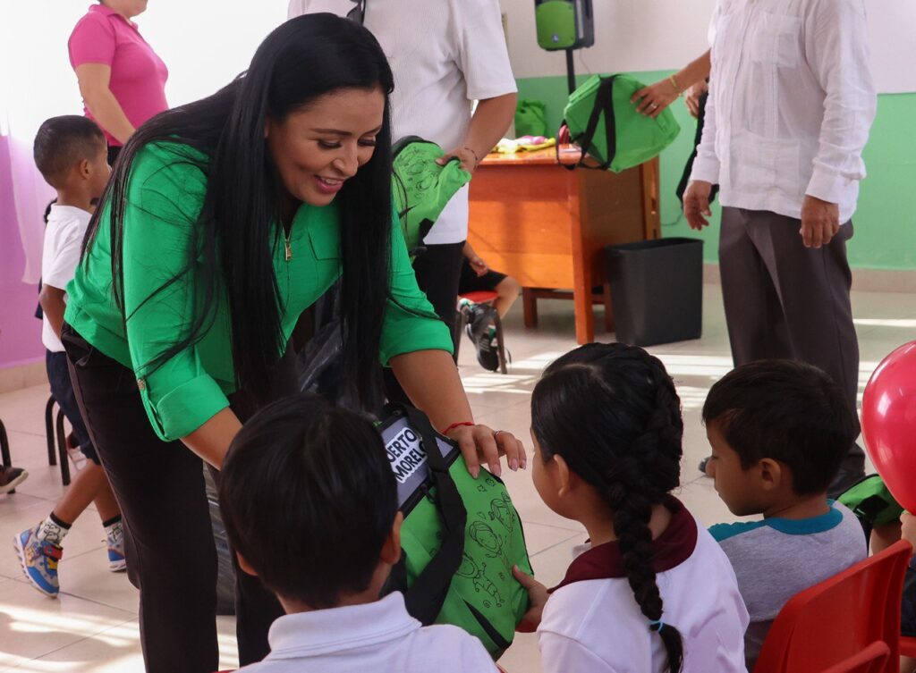 Comienza Blanca Merari la entrega de loncheras y termos en escuelas de educación básica de Puerto Morelos