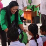 Comienza Blanca Merari la entrega de loncheras y termos en escuelas de educación básica de Puerto Morelos