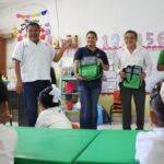 Entrega gobierno de Puerto Morelos kits con loncheras y termos en escuelas de Leona Vicario