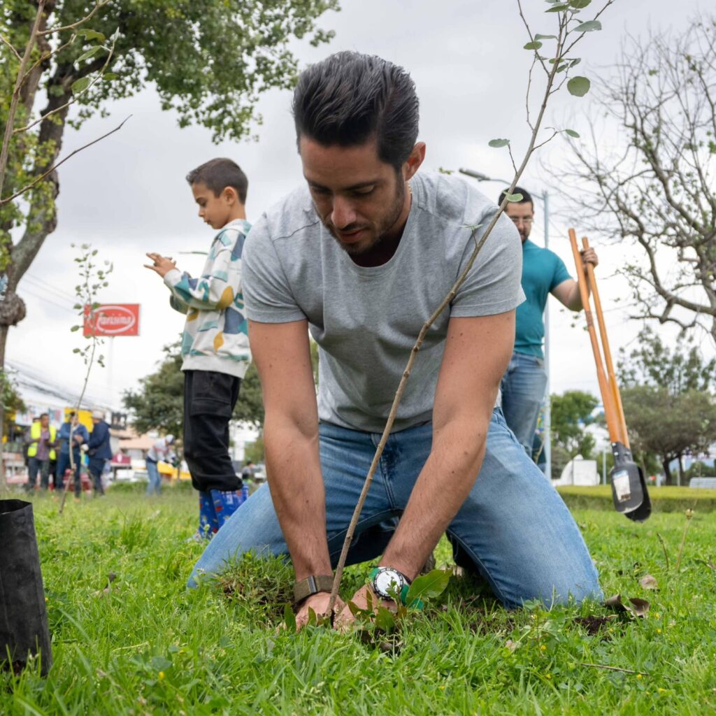 Pepe Couttolenc fomenta la reforestación como una forma de convivencia familiar en el Estado de México