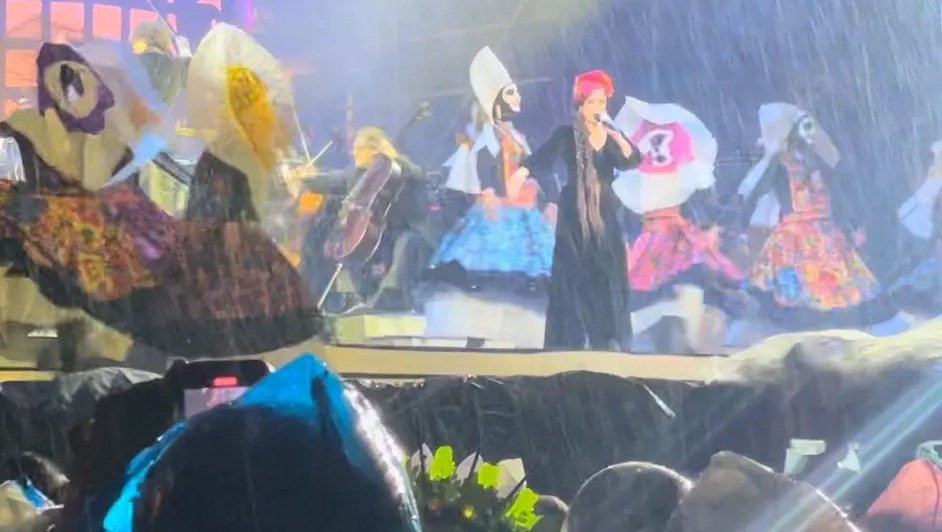 «Coco en concierto» se ve afectado por la lluvia, pero logra emocionar a los asistentes en la Plaza de Toros México