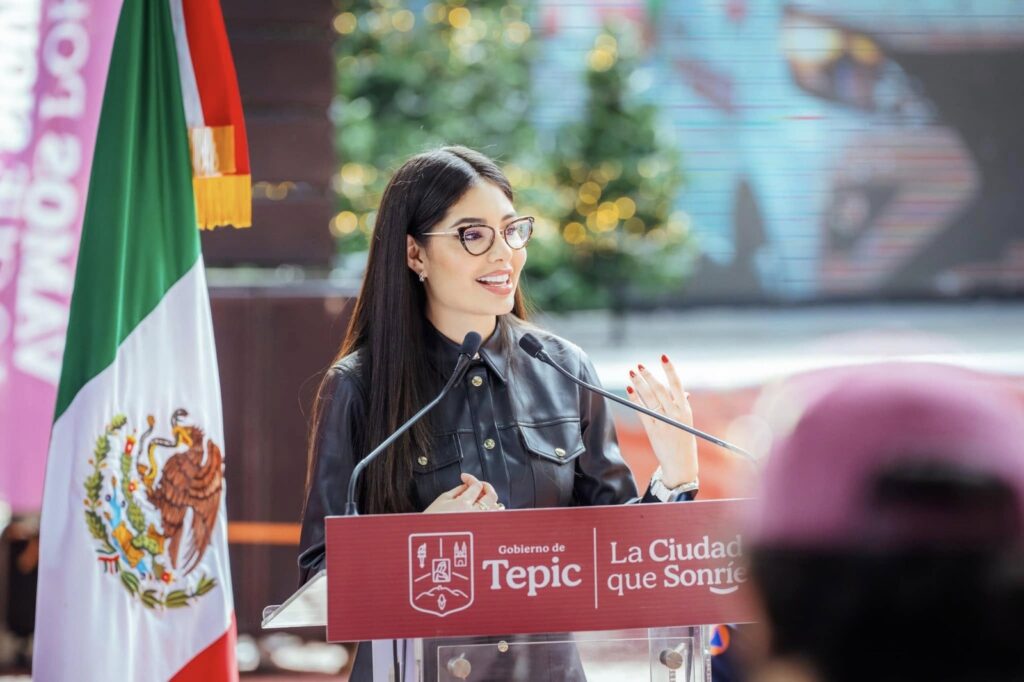 Geraldine Ponce celebra la rehabilitación de la calle Revolución Social en Tepic