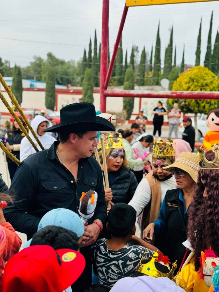 Enrique Estrada celebra el Día de Reyes con los niños de Tetepango