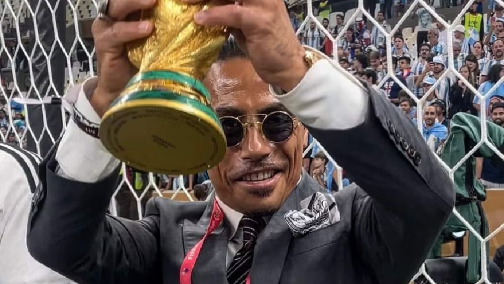 Salt Bae, el famoso chef, arrepentido por tocar la Copa del Mundo: “No me sabía las reglas”