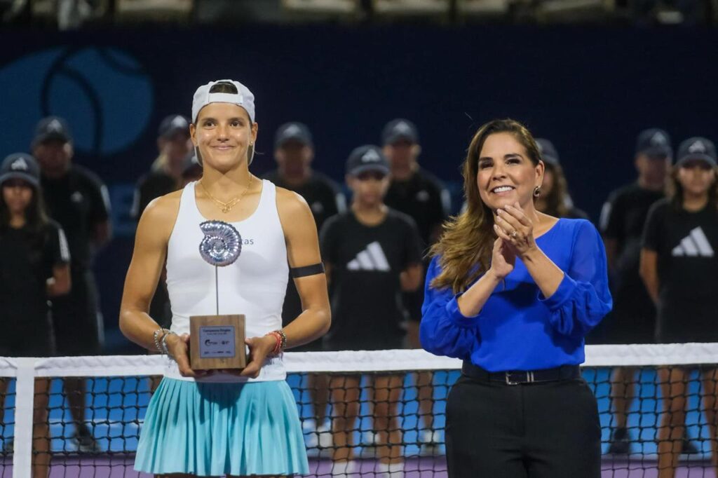 Entrega Mara Lezama premiación del Open Tennis Cancún WTA 125 con la colombiana Emiliano Arango como campeona