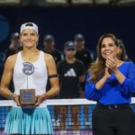 Entrega Mara Lezama premiación del Open Tennis Cancún WTA 125 con la colombiana Emiliano Arango como campeona