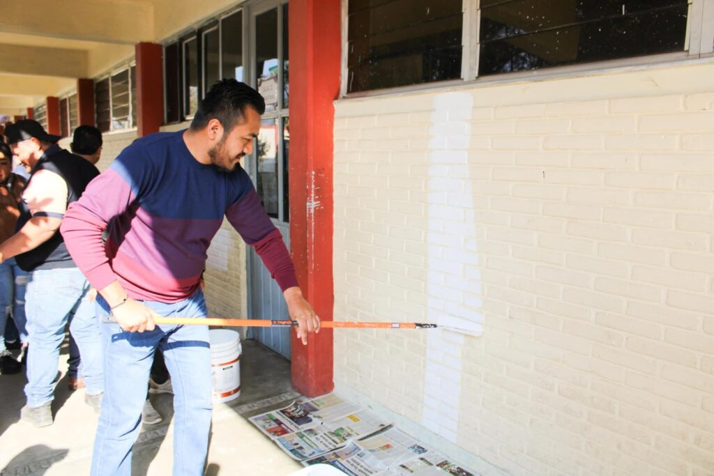 Roberto Solís y su equipo transforman la escuela Plutarco Elías Calles con el programa «Coloreando la Educación»