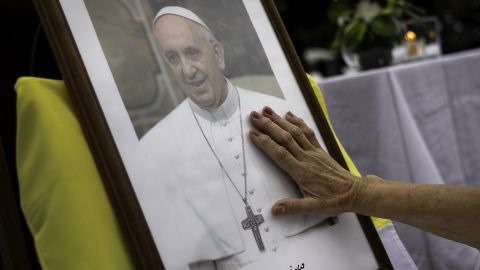 El papa Francisco está estable, pero «el riesgo de crisis» permanece, dicen fuentes del Vaticano