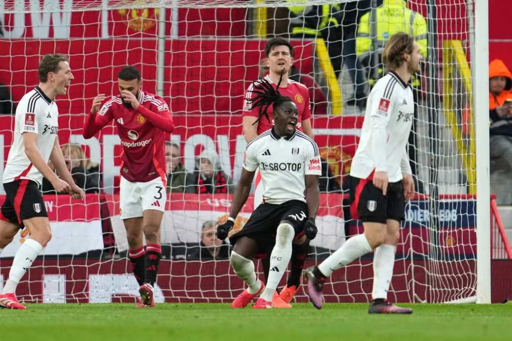 Fulham elimina al Manchester United en la FA Cup gracias a una gran actuación de Bernd Leno y la participación de Raúl Jiménez