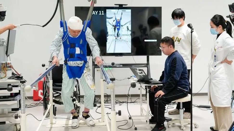 Una nueva tecnología revolucionaria devuelve la movilidad a personas que no pueden caminar