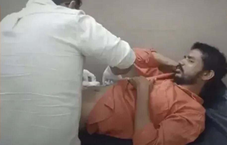 Hombre trata de operarse a sí mismo usando tutoriales de YouTube y termina en el hospital