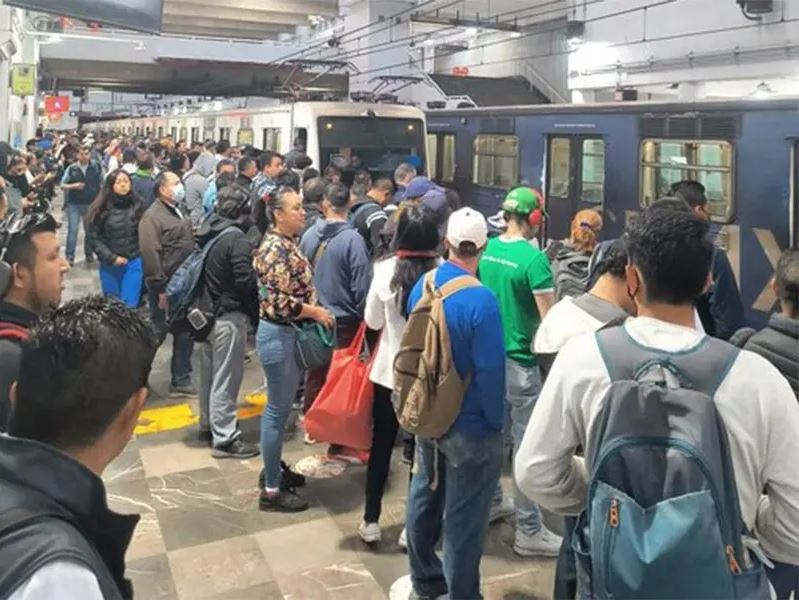 Caos en el Metro de la Ciudad de México desde súper temprano; retrasos de más de media hora