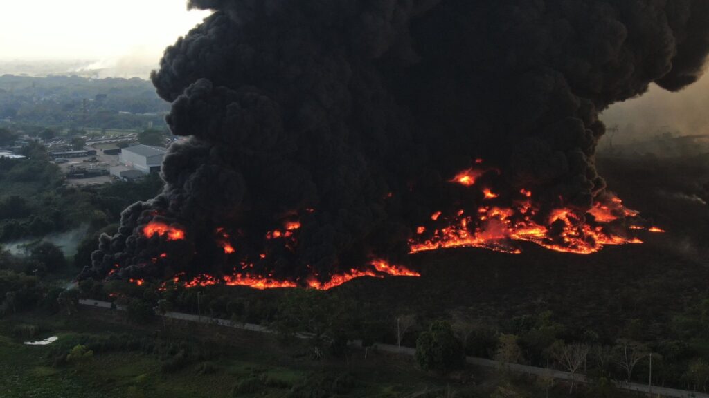 Reportan fuerte incendio en Centro, Tabasco