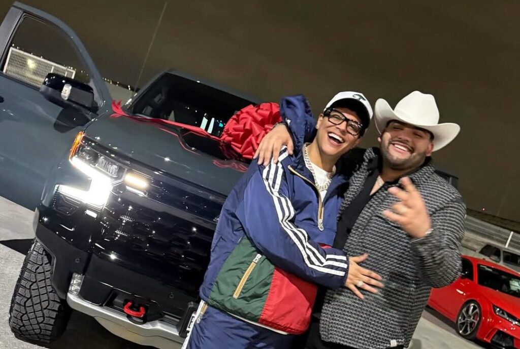 Eduin Caz le regala lujosa camioneta a acordeonista de Grupo Firme por su cumpleaños