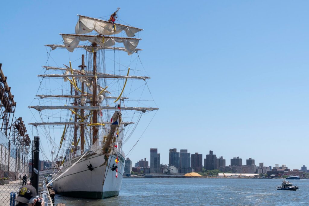 Remolcan al Buque Cuauhtémoc tras accidente mortal en Nueva York