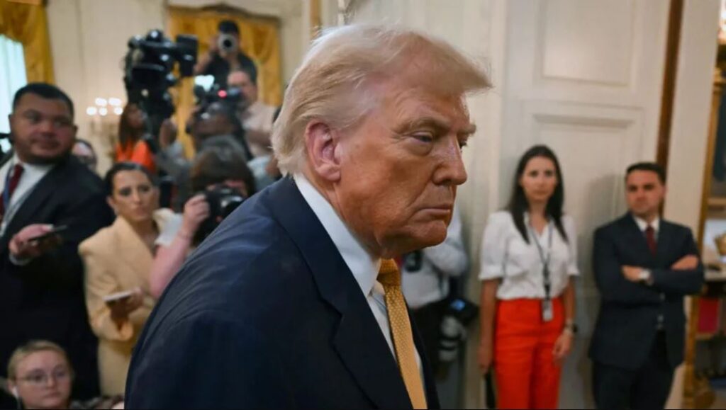 Trump padece insuficiencia venosa crónica, según médico de la Casa Blanca