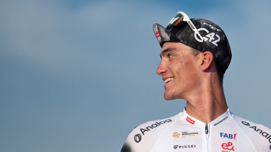 Isaac del Toro le cede el triunfo a su compañero en La Clásica de Ordizia 2025