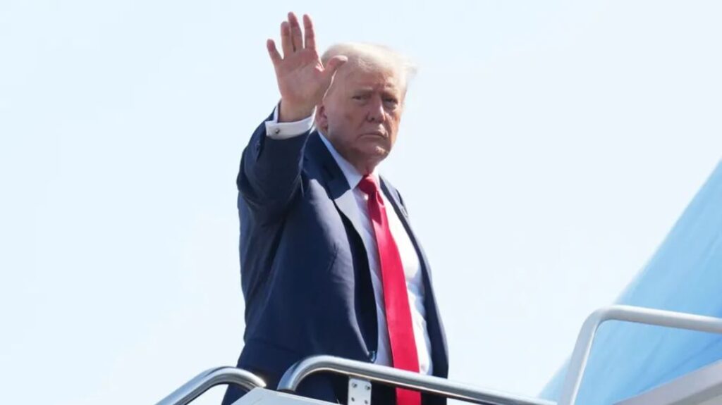 Donald Trump busca dar dinero a estadunidenses con lo recaudado por aranceles