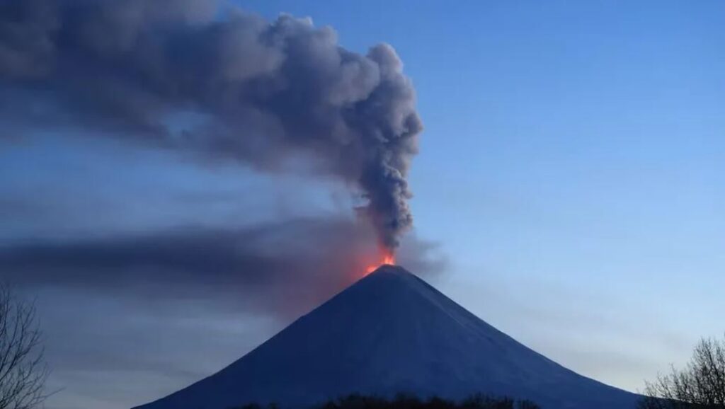 Volcán Kliuchevskói se activa tras terremoto en Rusia