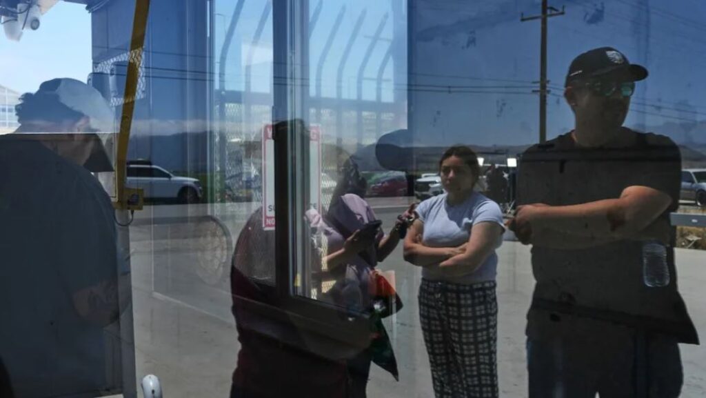 Tribunal de Estados Unidos mantiene orden que impide redadas y detenciones indiscriminadas contra migrantes