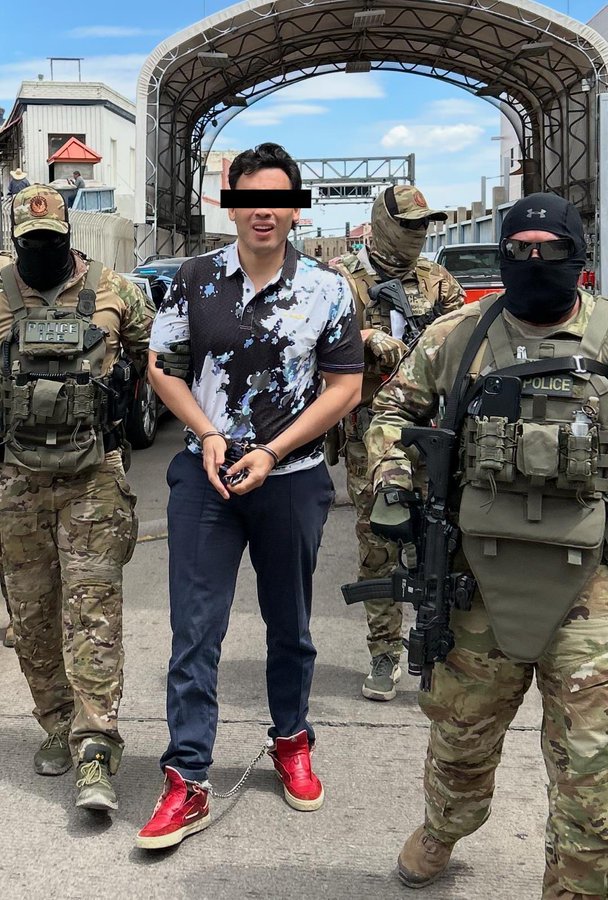 Julio César Chávez Jr. esposado, con pants y tenis rojos: difunden primeras imágenes del boxeador deportado