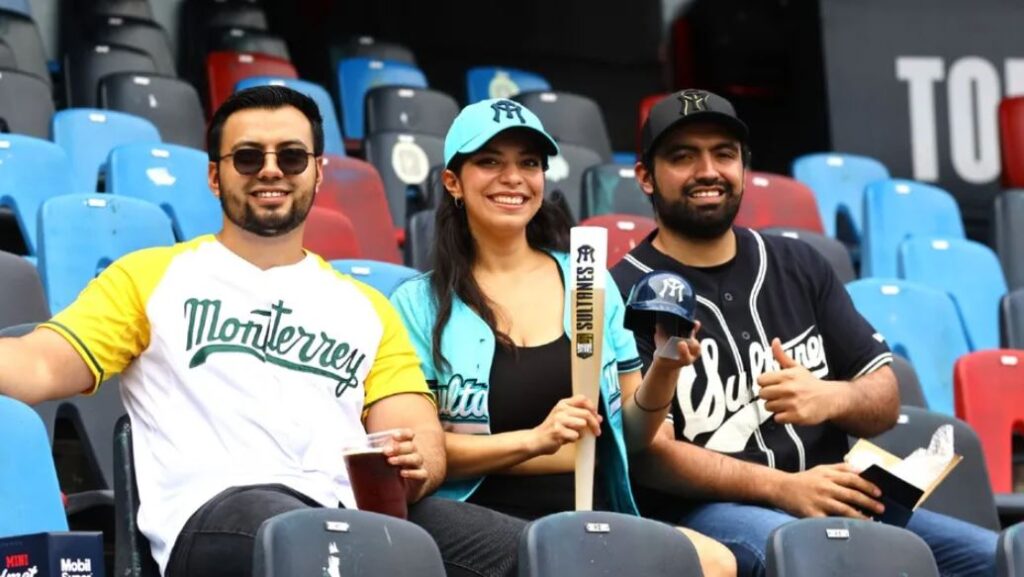 Sultanes de Monterrey regalan mini casco de colección a sus aficionados