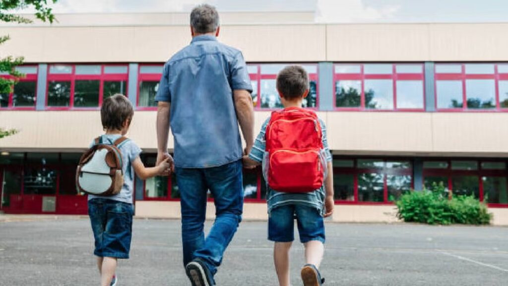 Papás luchones, llegó su quincena adelantada: inscripciones abiertas para la pensión Bienestar