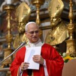 Regalan moto BMW al papa León XIV; será subastada para apoyar a niños en Madagascar