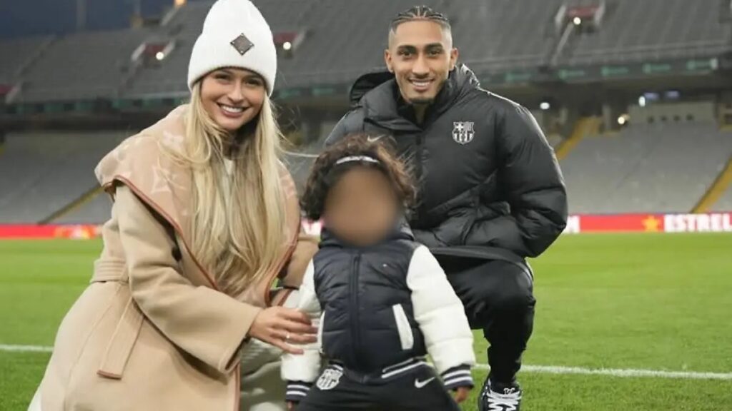 Raphinha, jugador del Barcelona, acusa discriminación a su hijo en Disneyland Paris