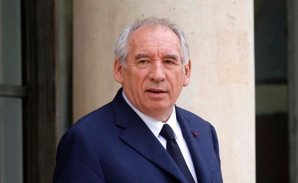 Dimite el primer ministro de Francia en medio de crisis de las finanzas públicas