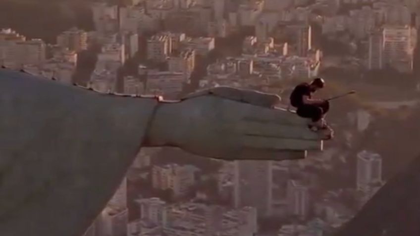 Hombre escala el Cristo Redentor y salta desde su mano