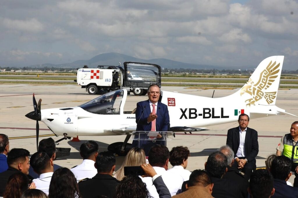 Histórico, primer avión ligero hecho en México inicia el vuelo