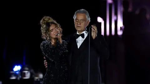 Karol G canta junto a Andrea Bocelli en el primer concierto pop en El Vaticano
