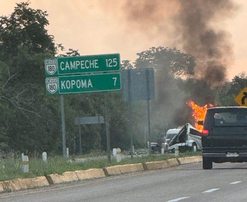 Suman 16 muertes tras choque múltiple en la carretera Mérida-Campeche