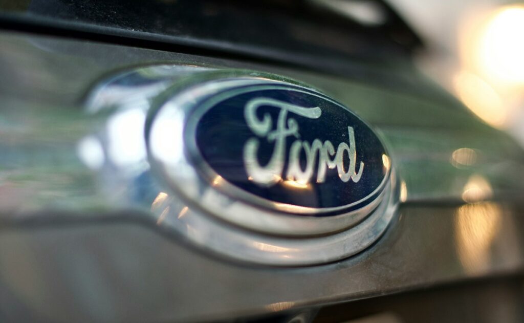 Alertan fallo en más de 8 mil automóviles marca Ford
