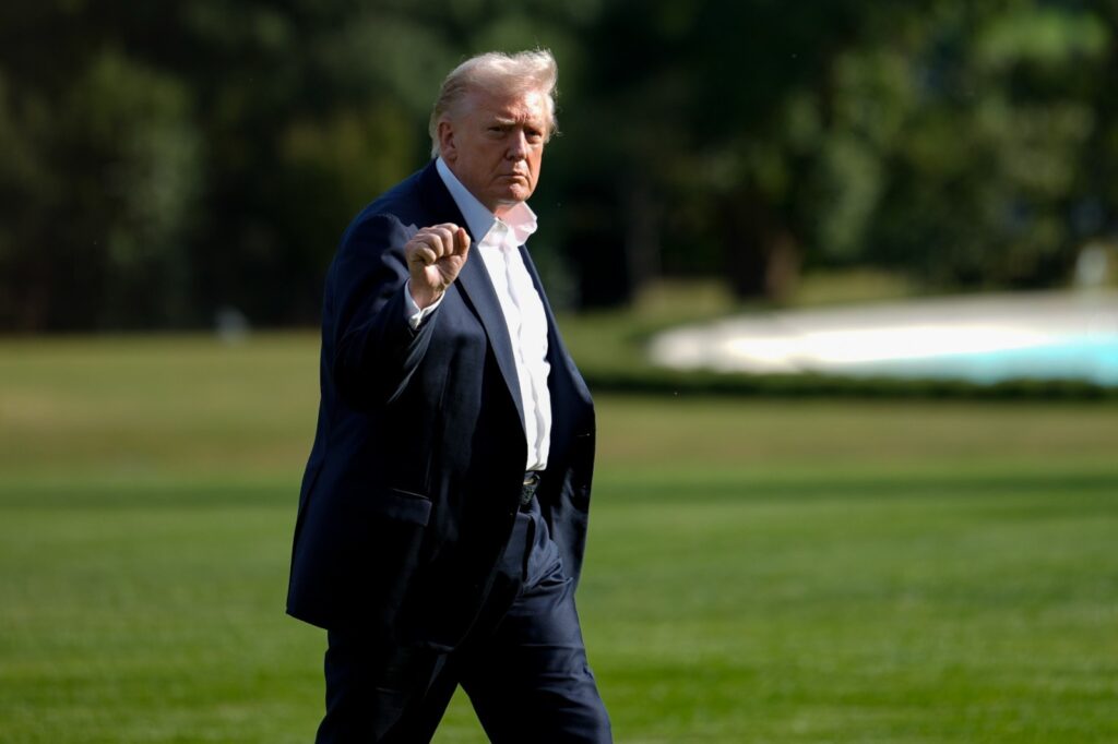 Trump anuncia aranceles de 100 % a películas extranjeras