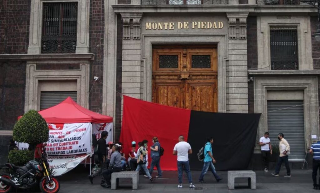 Estalla huelga en Nacional Monte de Piedad