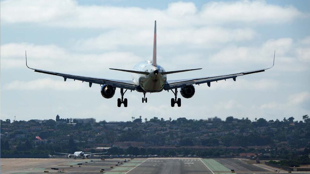 Aviones chocan en aeropuerto LaGuardia de Nueva York; no hay heridos