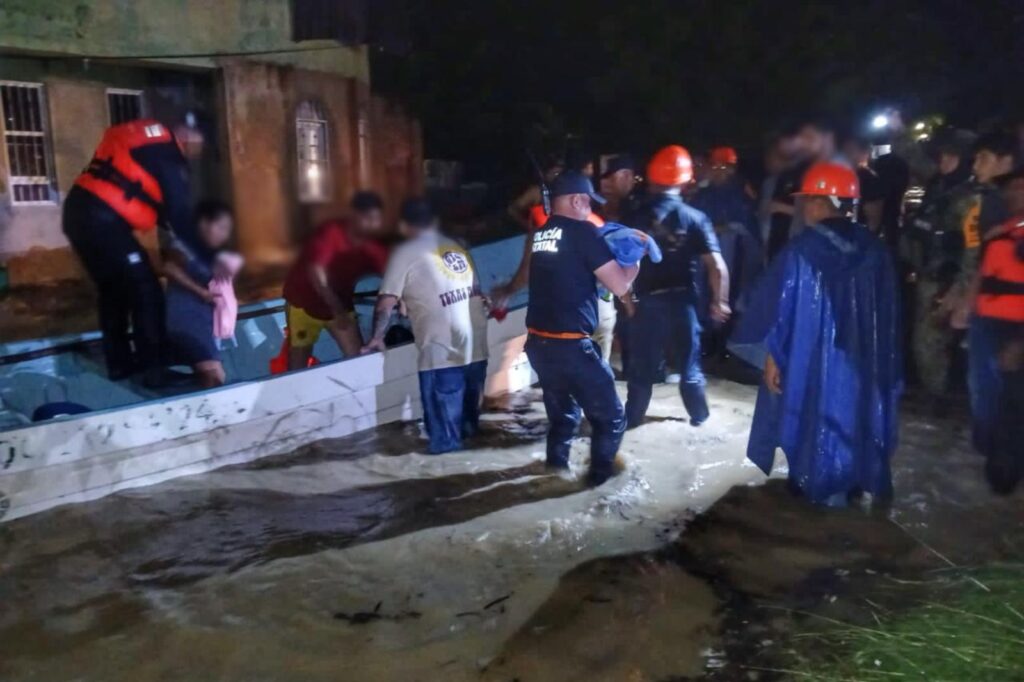 Rescatan a familia y bebé en Álamo, Veracruz, atrapados por las lluvias