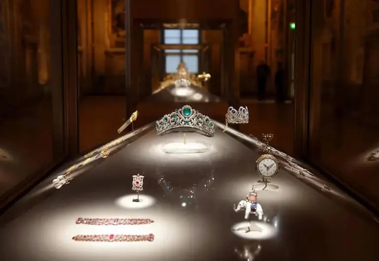 Hallan dañada la corona de Eugenia tras el espectacular robo en el Louvre