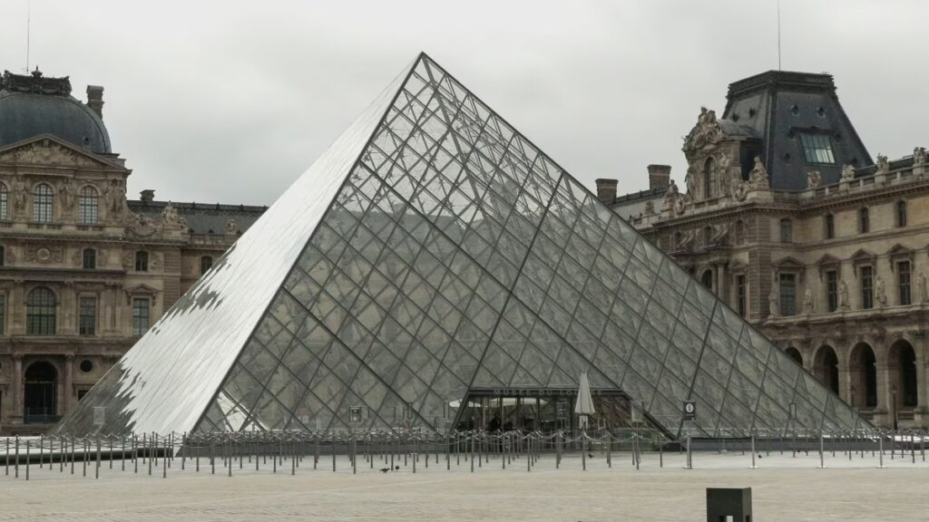 ‘Robo del siglo’ en museo de Louvre: Joyas valen 88 millones de euros… pero ‘no se pueden revender’