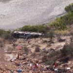 Pierden la vida 37 personas luego de que un camión de pasajeros cayera a un precipicio