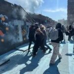 Marcha Generación Z: encapuchados derriban vallas de Palacio Nacional y policía los contiene con extintores