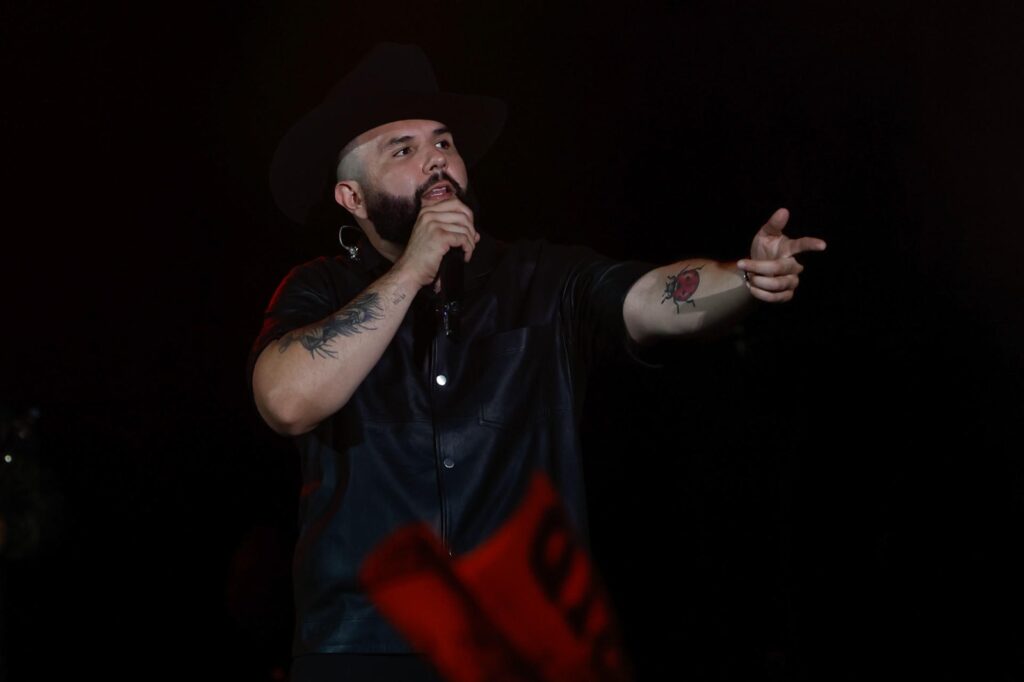 Carín León se solidariza con víctimas de incendio en Hermosillo