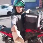 Mujer exige a repartidor bajar de la moto para entregarle su comida en las manos; la tunden en redes por prepotente: «Solo era estirarse»
