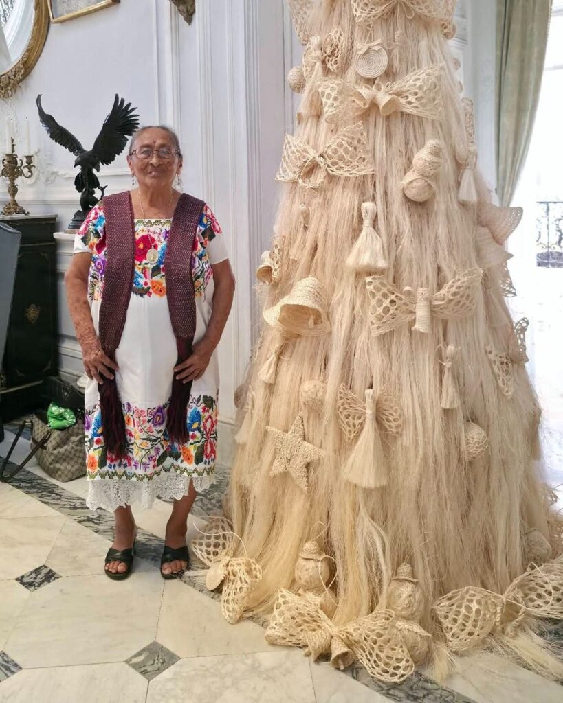 Artesana yucateca crea árbol navideño de henequén único en su tipo