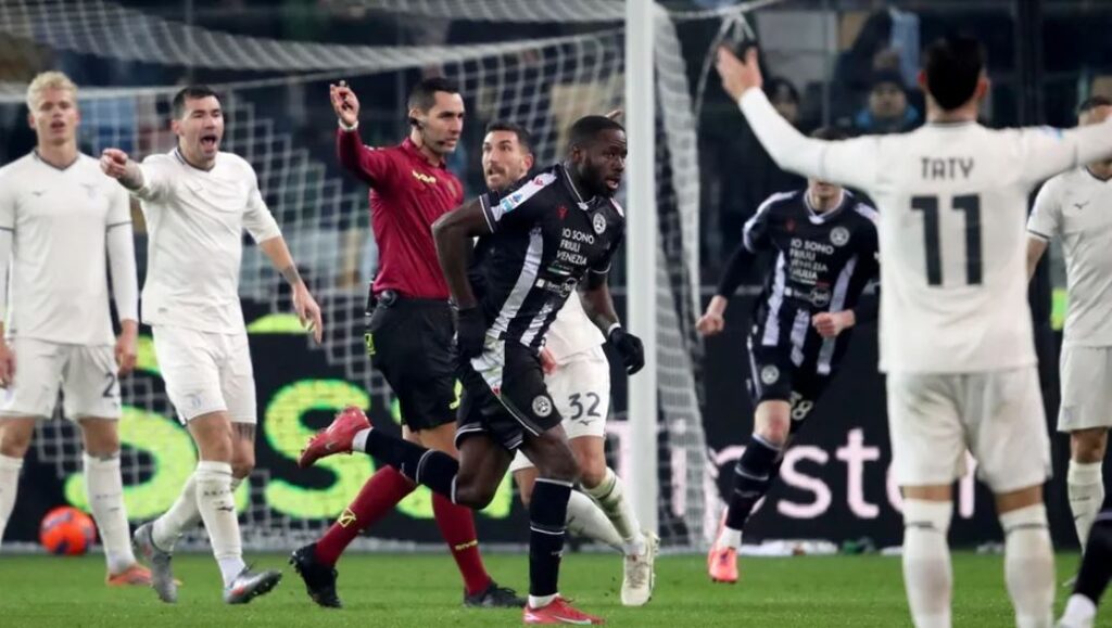 Lazio explota contra el arbitraje de la Serie A tras polémico gol de Udinese en los últimos minutos