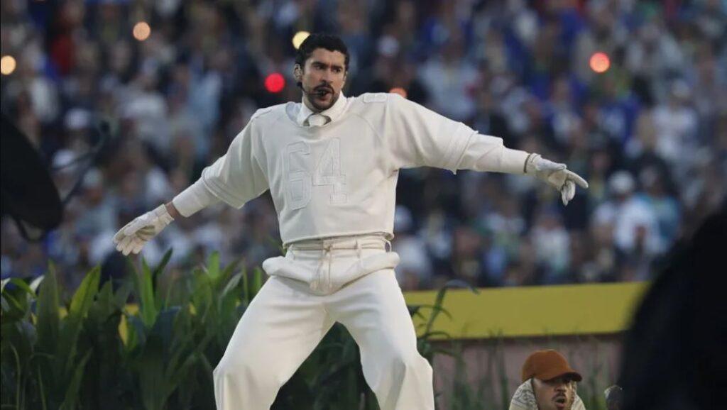 La playera de Zara del Super Bowl que Bad Bunny regaló ahora se vende en medio millón de pesos